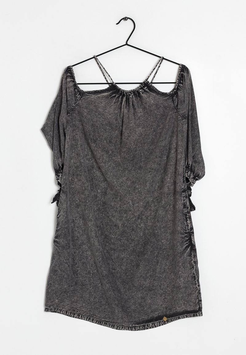 Schwarzes, lässig geschnittenes Kleid mit kurzen Ärmeln, gerafftem Ausschnitt, seitlichen Bindebändern und einem leicht strukturierten, weichen Stoff. Der Saum ist abgerundet.
