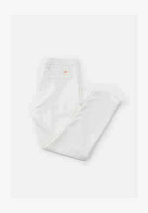 Witte linnen broek met een elastische tailleband, een enkele achterzak en een klein oranje logotailletje op de achterkant. Soepele textuur, relaxte pasvorm.