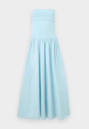 Rochie maxi albastru deschis, fără bretele, cu talie adunată și fustă amplă, fluidă, pe un fundal neutru.