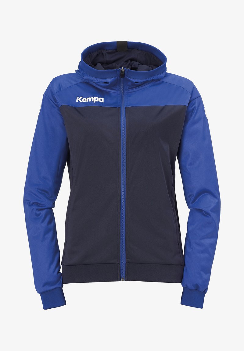 Veste zippée bleue et marine avec capuche. Elle présente des poignets et un ourlet élastiques, des poches avant et un logo sur la poitrine gauche. Texture lisse.
