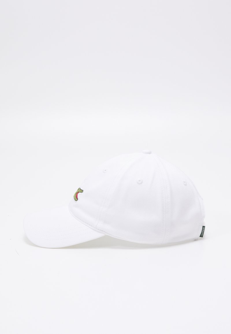 Gorra de béisbol blanca de algodón con visera curva. Presenta un logo bordado en verde y rosa en la parte frontal y una correa ajustable en la parte trasera.