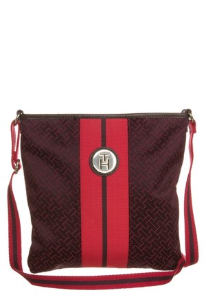 Mørkerød mønstret skuldertaske med en bred rød stribe og cirkulært metal-logoemblem i midten, justerbar stribet skulderrem.