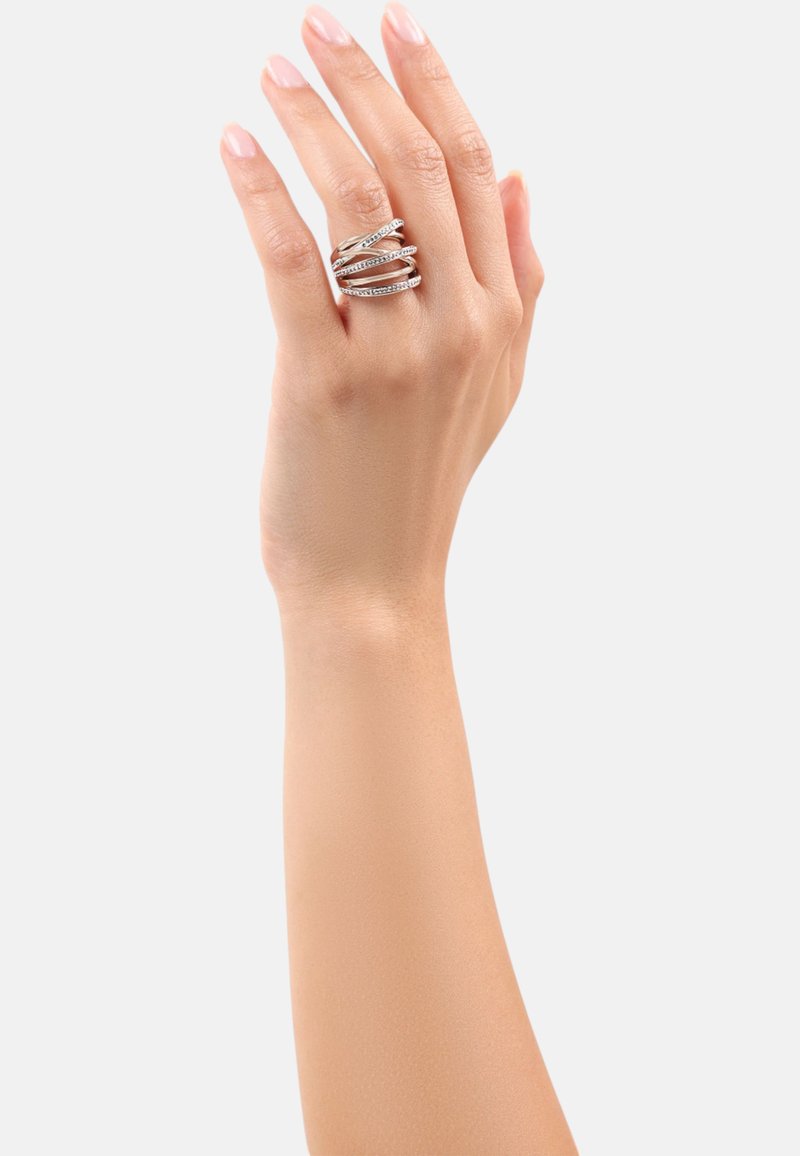 Anello multi-banda in argento con superfici alternate lisce e testurizzate, dotato di piccoli accenti luccicanti e un design elegante e moderno.