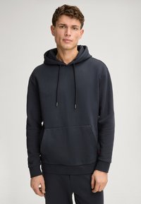 Felpa blu navy realizzata in tessuto morbido, con tasca a marsupio frontale, cappuccio con coulisse e polsini e orlo a coste.