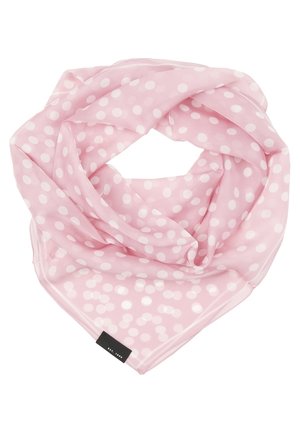 Pink tørklæde med hvide polkaprikker, foldet i en løs løkke med et lille sort mærke fastgjort i kanten.