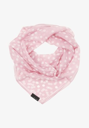 Écharpe rose à pois blancs, pliée en boucle lâche avec une petite étiquette noire fixée sur le bord.