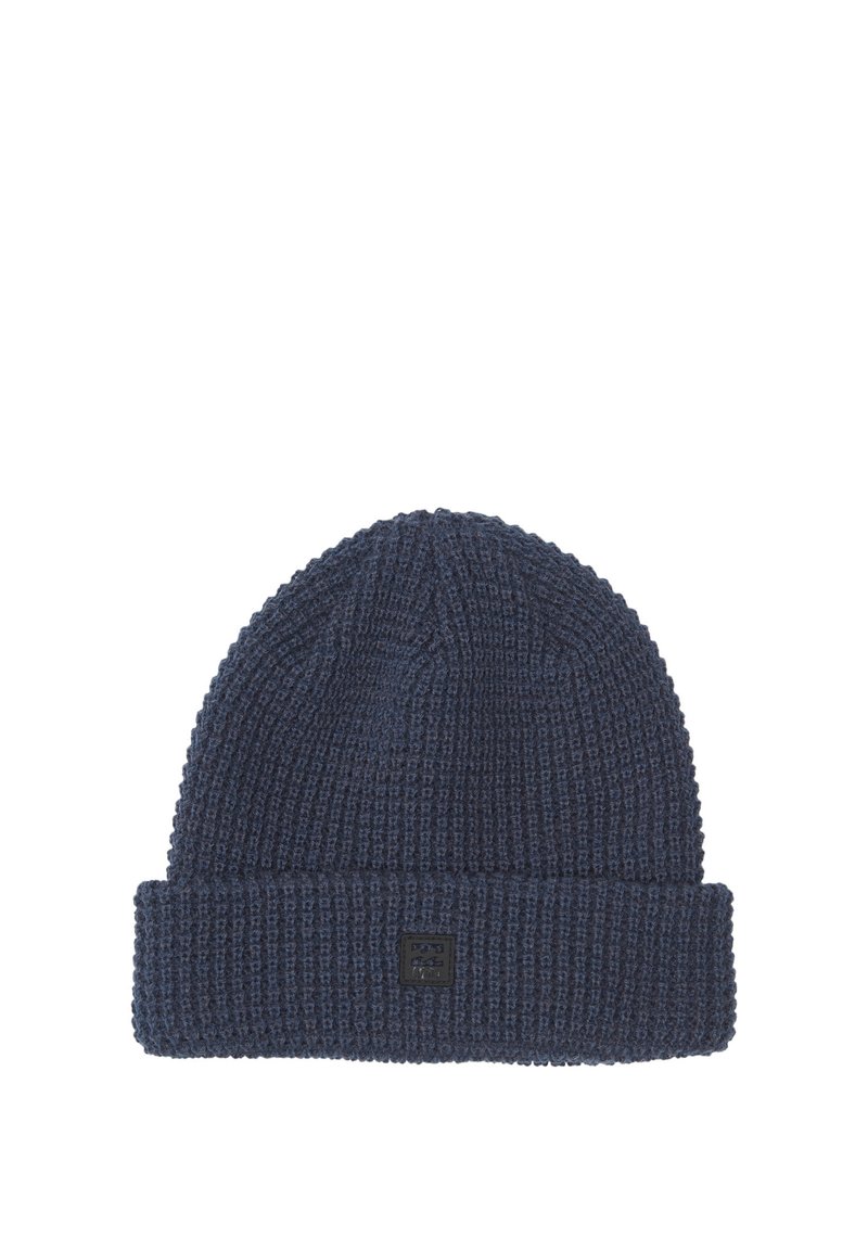 Gorro de punto azul navy con un patrón texturizado, con puño plegable y una pequeña etiqueta negra cosida en el costado.