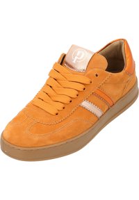 Herren Sneaker aus orangefarbenem Wildleder mit tonalen Schnürsenkeln, kontrastierender beigefarbener Gummi-Außensohle und metallischem Logo-Patch auf der Zunge. Glatte und texturierte Akzente.