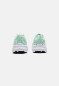 Lichtgroene sportlaufschoenen met een ademende mesh bovenkant, een gevoerd kraagje en een lichte witte zool. Zwarte rubberen accenten op de onderkant.