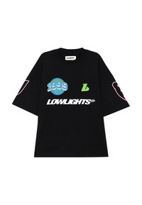 Černé oversized tričko s krátkým rukávem zdobené barevnými grafikami: globusem, číslem "1999", zeleným logem a textem "LOWLIGHTS®". Hladká bavlněná textura.