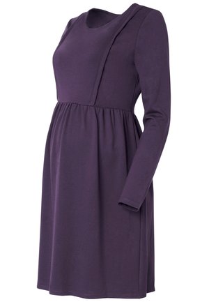 Umstandskleid in Dunkelviolett mit langen Ärmeln, rundem Ausschnitt, Empire-Taille und gerafftem Rock, designt für Komfort und Stil.