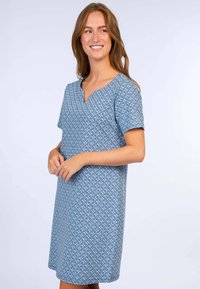 Ein blaues, gemustertes Kleid mit kurzen Ärmeln, einem V-Ausschnitt und einem lockeren Schnitt. Hergestellt aus einem leichten Stoff mit geometrischem Druck.