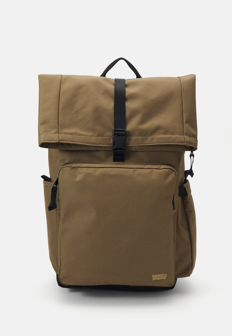 Pruun kangast seljakott rullklepsuga, reguleeritav must rihm, eesmine lukuga tasku ja külgtaskud korraldamiseks.