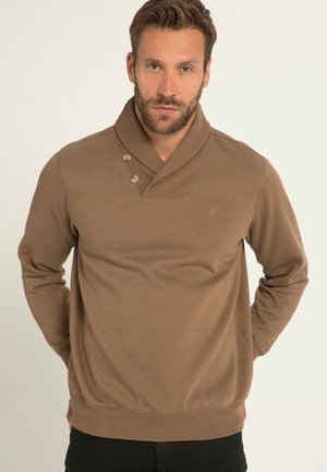 Brauner Pullover mit Schalkragen, drei dekorativen Knöpfen an der Seite sowie gerippten Bündchen und Saum. Mit Logodetail auf der Brust.