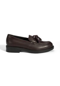 Donker bordeaux leren loafers met een afgeronde neus, decoratieve kwastjes en een zwarte rubberen zool. Eenvoudige stikdetails op de bovenkant.