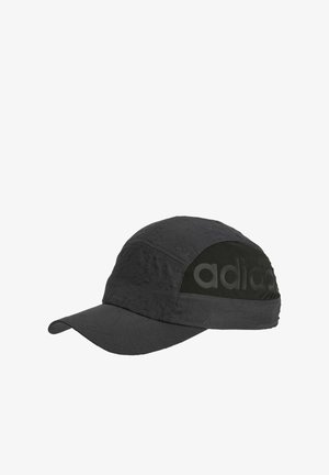 Czarny kapelusz z teksturowanego materiału i panelu z siateczki. Posiada wytłoczone logo z boku i zakrzywiony daszek. Regulowany rozmiar.