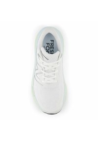 Zapatilla de running blanca con parte superior de malla texturizada, cordones y suela acolchada, con acentos verdes claros y marca en la plantilla.