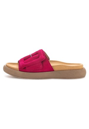 Slide sandal med bredt rødt ruskind spænde og stor spænde over tan polstret fodseng og tyk brun sål.