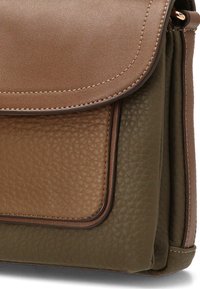Bolso de mano de cuero marrón y verde olivo con un acabado texturizado, que presenta un cierre con solapa, acentos cosidos y una forma estructurada.