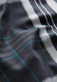 Tessuto blu navy caratterizzato da un motivo a quadri con sottili linee bianche e verdi, texture liscia e leggero lucido.