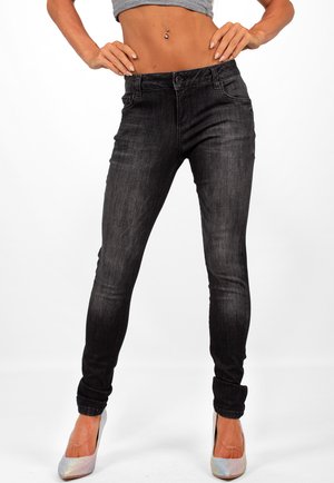 Jean skinny noir avec un design classique à cinq poches, fabriqué en denim; dispose d'une fermeture à bouton et d'une silhouette ajustée.