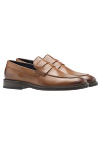 Braune Leder Slipper mit glatter Oberfläche, dekorativen Nähten und einem markierten Riemen, ausgestattet mit einer niedrigen, schwarzen Gummisohle.