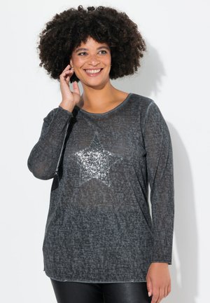 Maglietta a maniche lunghe di colore grigio scuro con un design a stella coperto di paillettes al centro. Tessuto morbido e texturizzato con una vestibilità comoda.