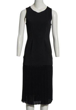 Ärmelloses schwarzes Kleid mit eng anliegendem Oberteil und plissiertem Rockdetail, präsentiert auf einer weißen Schaufensterpuppe vor weißem Hintergrund.