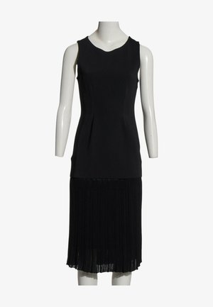 Ärmelloses schwarzes Kleid mit eng anliegendem Oberteil und plissiertem Rockdetail, präsentiert auf einer weißen Schaufensterpuppe vor weißem Hintergrund.
