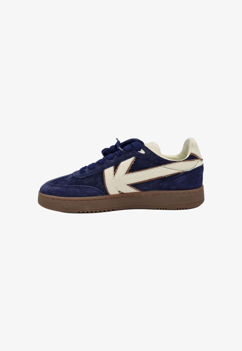 Sneaker in suede blu Navy con dettaglio logo bianco e accenti crema. Suola in gomma marrone. Design con lacci e colletto imbottito per il comfort.