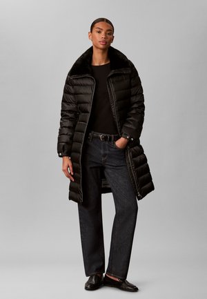 Calvin Klein, SATIN LIGHTWEIGHT COLLARED LONGLINE PUFFER JACKET - Пухено палто - black