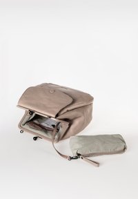 Zaino in cuoio di un leggero taupe con chiusura a patta, interno foderato a righe e una piccola borsa grigia con zip staccabile.