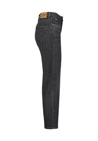 Jean slim gris foncé vu de profil, avec une poche arrière et une étiquette de marque en cuir marron sur la ceinture.