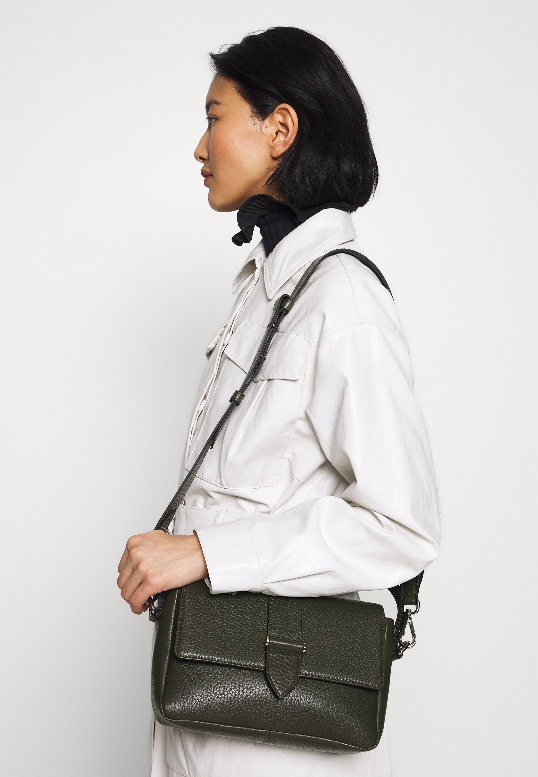 Decadent Copenhagen HALEY HANDBAG Håndveske army Decadent Copenhagen HALEY HANDBAG Håndveske oat Zalando.no