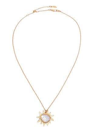 Delikatny złoty naszyjnik z łańcuszkiem i zawieszką w kształcie słońca z nieregularnym białym perłowym środkiem.
