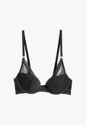 Zwarte bh met een driehoekige vorm, gemaakt van kant en gladde stof. Voorzien van verstelbare bandjes en subtiele branding op de bandjes.
