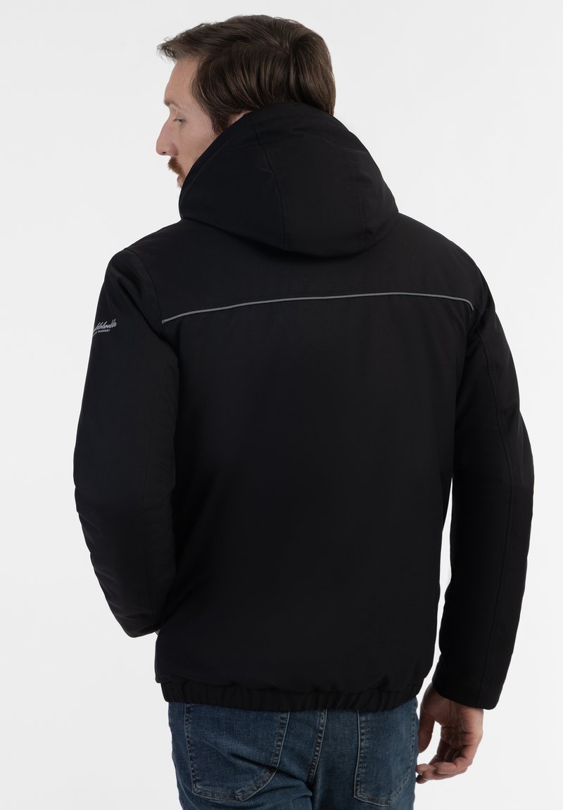 Schwarze Kapuzenjacke mit einer gesteppten Textur, ausgestattet mit einem Frontreißverschluss, elastischen Bündchen und einem reflektierenden Detail über den Rücken.