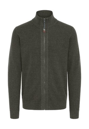 Mørkegrønn strikket jakke med høy krage, glatt tekstur og lange ermer. Glidelåsen har en kontrastfarge dragpull.