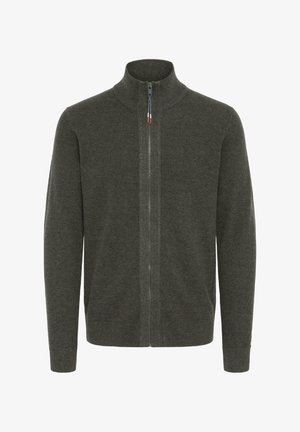 Pulover tricotat cu fermoar, de culoare verde închis, cu guler înalt, textură netedă și mâneci lungi. Fermoarul are un tab de tragere în contrast.