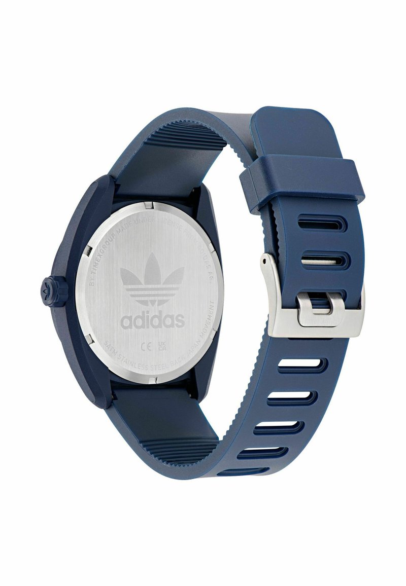 Orologio sportivo blu navy con cinturino in silicone, fondo cassa in acciaio inossidabile argentato e design minimalista che presenta il logo Adidas.