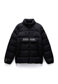 Schwarze Steppjacke mit hohem Kragen, mit einem Reißverschluss vorne, zwei seitlichen Taschen und einem Logo-Patch auf der Brust. Gestepptes Design.
