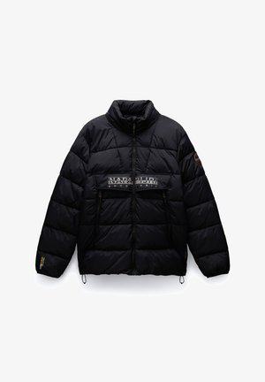 Doudoune noire avec un col haut, présentant une fermeture éclair sur le devant, deux poches latérales et un patch logo sur la poitrine. Design matelassé.