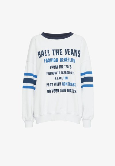 Sudadera blanca con texto azul y acentos a rayas. Presenta un escote redondo y puños acanalados. El texto incluye lemas sobre moda e individualidad.