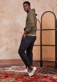 Pepe Jeans ADAMS - Calças de ganga de perna direita - black denim