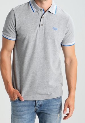 Graues Poloshirt mit blau-weißen Akzenten, aus weichem Material. Verfügt über einen klassischen Kragen und eine Drei-Knopf-Leiste sowie ein Logo-Detail.