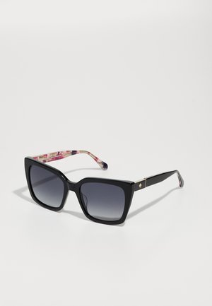 Occhiali da sole neri oversize con forma quadrata, lenti sfumate e stemmi multicolori decorati con accenti dorati.