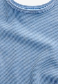 Tessuto a coste blu chiaro con sottili righe verticali, texture morbida e scollatura rotonda, che mostra cuciture uniformi e bordi lisci.