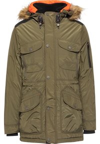 Parka w kolorze oliwkowej zieleni z odpinanym pomarańczowym kapturem, futrzanym obszyciem, czterema przednimi kieszeniami oraz zapinaną na zamek kieszonką na rękawie. Z czarnymi akcentami na ramionach.