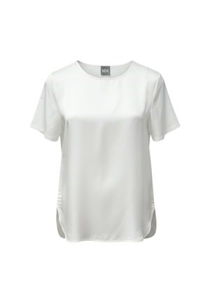 Camicia bianca a maniche corte con scollo rotondo, orlo posteriore leggermente più lungo e spacchi laterali, etichettata taglia media.