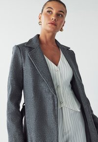 WILLA BOISE BELTED - Īss mētelis - charcoal